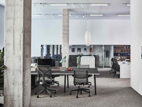 A workspace within the Paris showroom, featuring Setu and Cosm chairs around a black Memo desk.